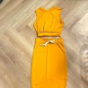 COPY - Sweat-set in ochre. New & never worn, runs a little small.